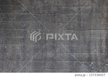 海岸の風化したコンクリートの壁のテクスチャー 海岸の風化したコンクリートの壁のテクスチャー 137336937