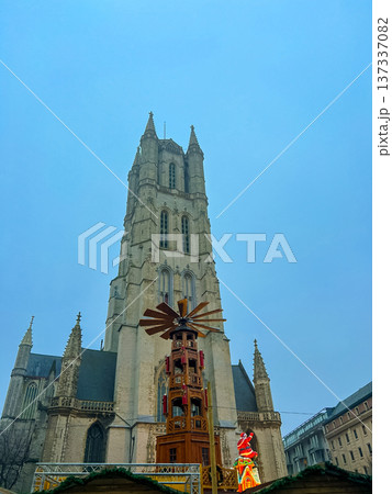 Charming wooden tower with windmill overlooking festive christmas market, Ghent Charming wooden tower with windmill overlooking festive christmas market, Ghent 137337082