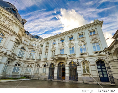 Imposing white government building with columns and a grand entrance Imposing white government building with columns and a grand entrance 137337102