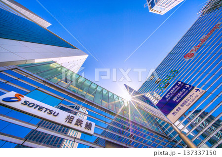 日本の横浜都市景観3月。SOTETSU 相鉄線やガラス窓に映るベイシェラトンHやタワマン、太陽光… 日本の横浜都市景観3月。SOTETSU 相鉄線やガラス窓に映るベイシェラトンHやタワマン、太陽光… 137337150