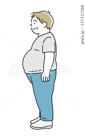 ぽっこりお腹の男性　中年太り 137337266
