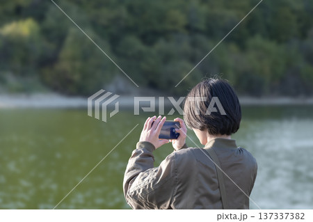 古墳を撮影する若者 137337382