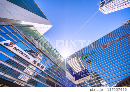日本の横浜都市景観3月。SOTETSU　相鉄線やガラス窓に映るベイシェラトンHやタワマン、太陽光… 137337456