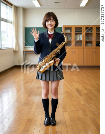 吹奏楽でアルトサックス持って手を振る可愛い女子高生 137337757