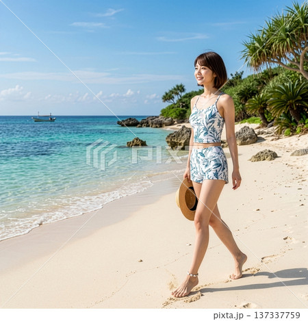 ビーチを歩く水着の女性 137337759