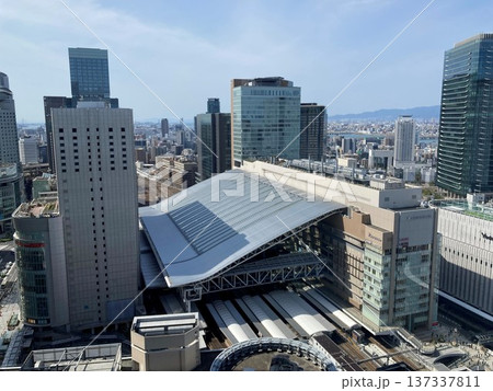 大阪駅と超高層ビル 137337811