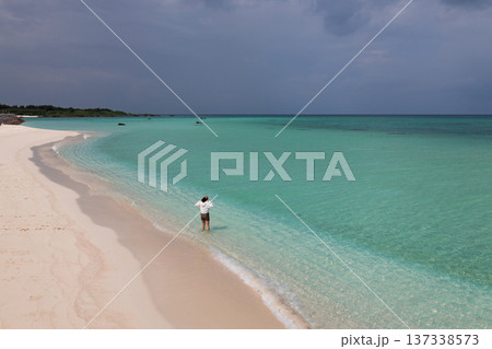 17ENDの白い砂浜とターコイズブルーの海に立つ女性 137338573