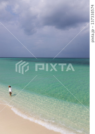 17ENDの白い砂浜とターコイズブルーの海に立つ女性 137338574