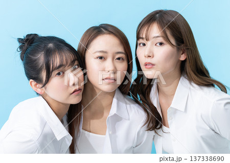 若い女性のビューティ 137338690