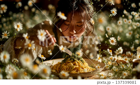 白いデイジーの花畑の中でパスタを食べる女性のシュールな姿 137339081