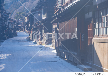 【奈良井宿】定番の構図を晴れの雪景色で【木曽路】 137339428