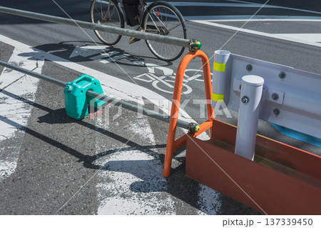 工事現場の横を走る自転車 工事現場の横を走る自転車 137339450
