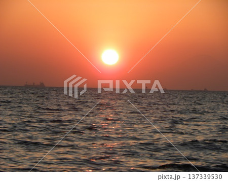 夕焼けと太陽 夕焼けと太陽 137339530