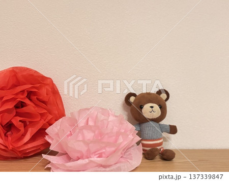 赤とピンクのペーパーフラワーとクマちゃん 赤とピンクのペーパーフラワーとクマちゃん 137339847