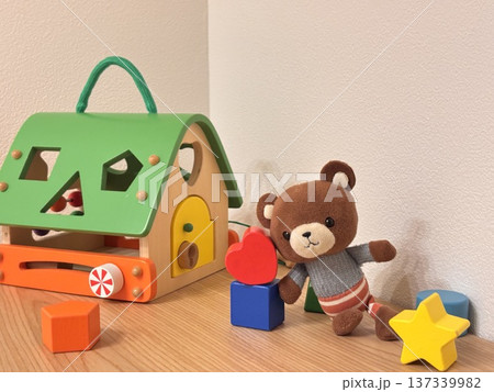 積み木とクマのぬいぐるみ　子供のおもちゃ 137339982