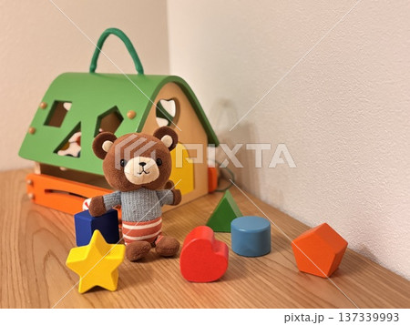 積み木とクマのぬいぐるみ　子供のおもちゃ 137339993