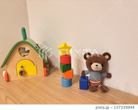 積み木とクマのぬいぐるみ 子供のおもちゃ 積み木とクマのぬいぐるみ 子供のおもちゃ 137339994
