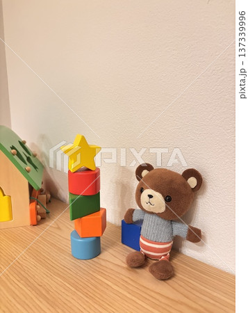 積み木とクマのぬいぐるみ　子供のおもちゃ 137339996