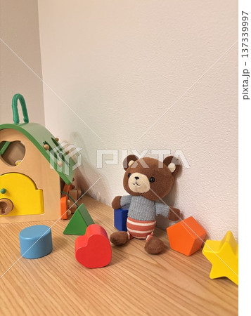積み木とクマのぬいぐるみ　子供のおもちゃ 137339997