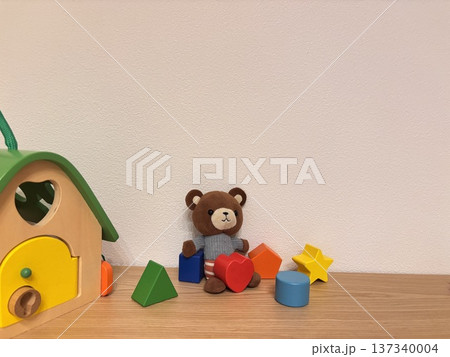 積み木とクマのぬいぐるみ 子供のおもちゃ 積み木とクマのぬいぐるみ 子供のおもちゃ 137340004