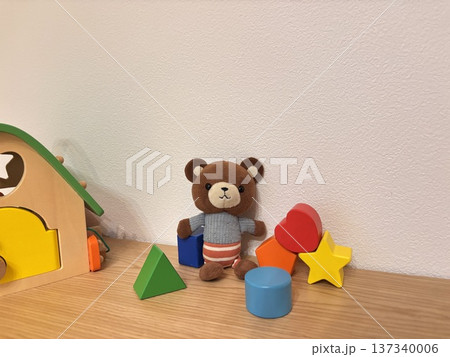 積み木とクマのぬいぐるみ　子供のおもちゃ 137340006