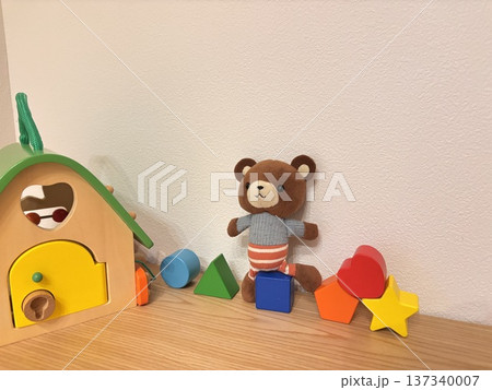 積み木とクマのぬいぐるみ　子供のおもちゃ 137340007