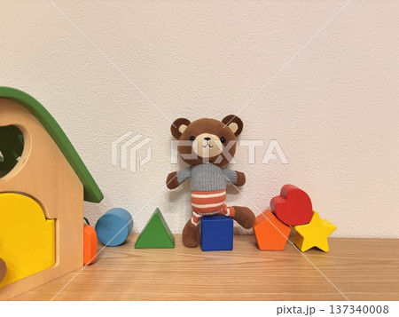 積み木とクマのぬいぐるみ 子供のおもちゃ 積み木とクマのぬいぐるみ 子供のおもちゃ 137340008
