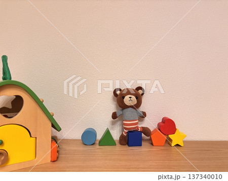 積み木とクマのぬいぐるみ 子供のおもちゃ 積み木とクマのぬいぐるみ 子供のおもちゃ 137340010