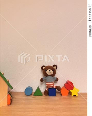 積み木とクマのぬいぐるみ　子供のおもちゃ 137340011