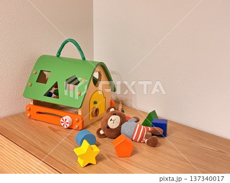 積み木とクマのぬいぐるみ 子供のおもちゃ 積み木とクマのぬいぐるみ 子供のおもちゃ 137340017