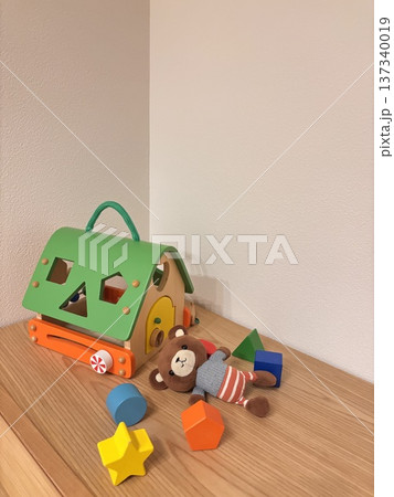 積み木とクマのぬいぐるみ　子供のおもちゃ 137340019