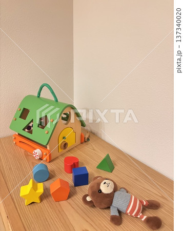積み木とクマのぬいぐるみ　子供のおもちゃ 137340020