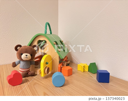 積み木とクマのぬいぐるみ 子供のおもちゃ 積み木とクマのぬいぐるみ 子供のおもちゃ 137340023