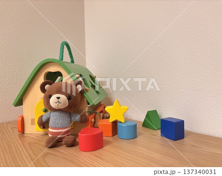 積み木とクマのぬいぐるみ　子供のおもちゃ 137340031