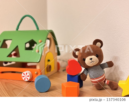 積み木とクマのぬいぐるみ 積み木とクマのぬいぐるみ 137340106