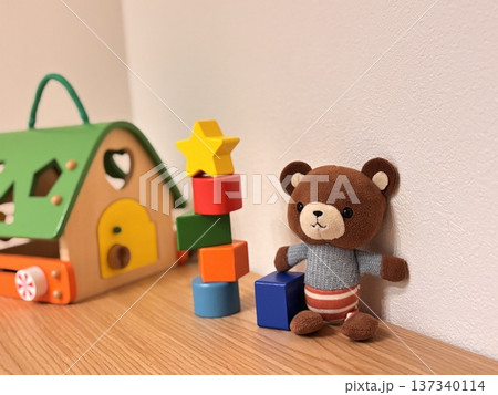 積み木とクマのぬいぐるみ 積み木とクマのぬいぐるみ 137340114