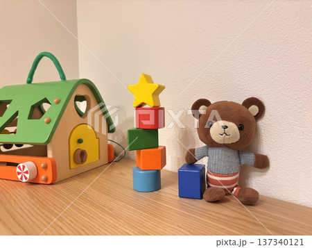 積み木とクマのぬいぐるみ 137340121