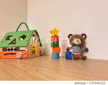 積み木とクマのぬいぐるみ 137340122