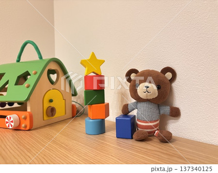 積み木とクマのぬいぐるみ 積み木とクマのぬいぐるみ 137340125