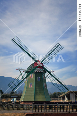冬の青空に映える風車 137340144