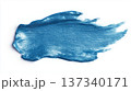 黒い背景の青い素材 137340171