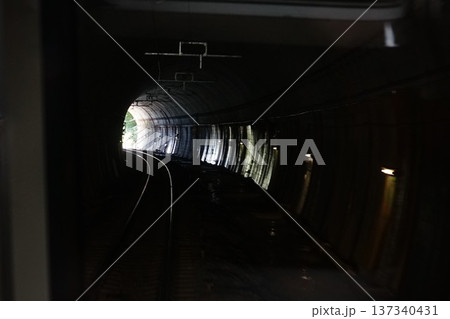 トンネルを行く 137340431