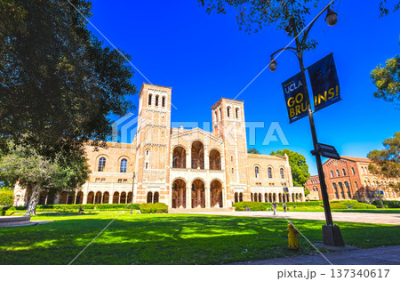 アメリカ　UCLAのメインホール　ロイス・ホール 137340617