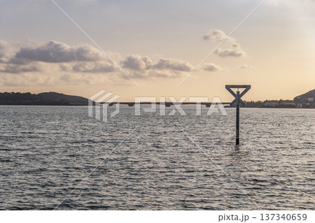 静岡県浜松市にある浜名湖の湖面に建つ澪標と遠くに東名高速道路の浜名湖橋を望む風景 静岡県浜松市にある浜名湖の湖面に建つ澪標と遠くに東名高速道路の浜名湖橋を望む風景 137340659