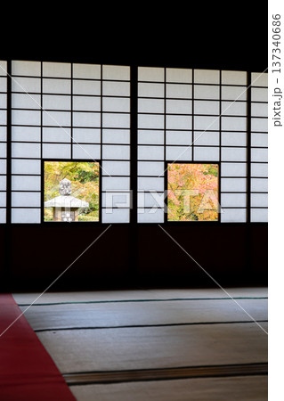 京都　東山泉涌寺別院　雲龍院（瑠璃山）蓮華の間　四組の雪見障子から見るしきしの景色　庭園の紅葉と灯籠 137340686