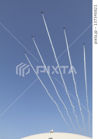 青空に伸びる飛行機雲 青空に伸びる飛行機雲 137340821