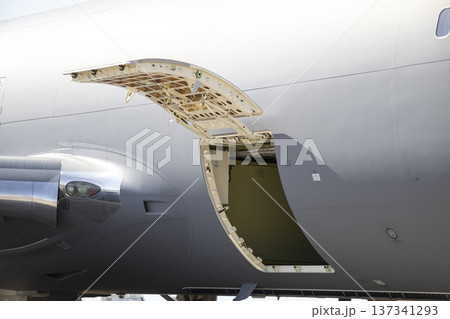 航空機の貨物室 137341293