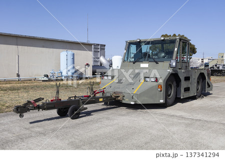 航空自衛隊の牽引車 137341294