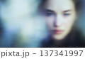 右側に女性の顔があるぼかしポートレート 左側コピースペース 137341997