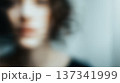 左側に女性の顔があるぼかしポートレート 右側コピースペース 137341999